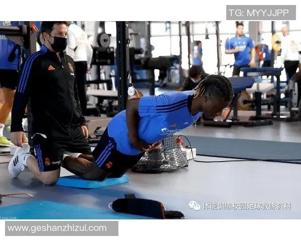 足球球星日常训练揭秘：从技术到体能全方位提升的训练方式与秘诀